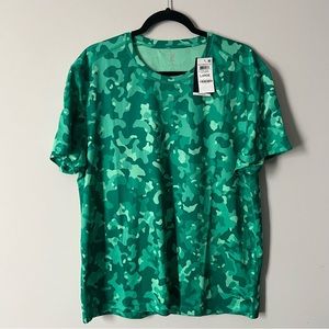 Men’s Ideology Scoop Neck Camo Performance Tee in Bold Emerald